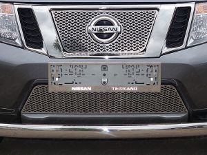 Решетка радиатора верхняя (лист треугольник) Nissan Terrano 2014- ― shelbyauto